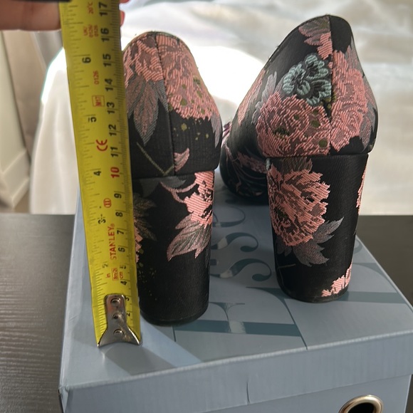 Gorgeous jewelled pumps! ONLY WORN ONCE! - Picture 4 of 7